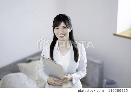 指導樣品屋的女工作人員 115309315