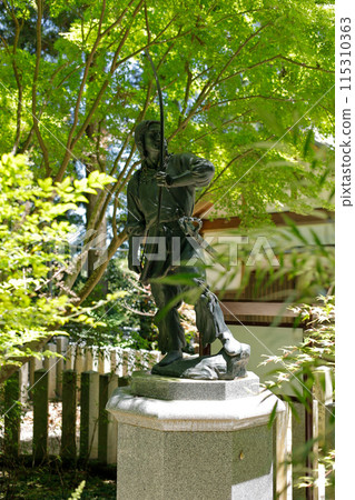 Statue of Emperor Yuryaku in the grounds of Katsuragi Ichinotoshi Shrine Statue of Emperor Yuryaku in the grounds of Katsuragi Ichinotoshi Shrine 115310363