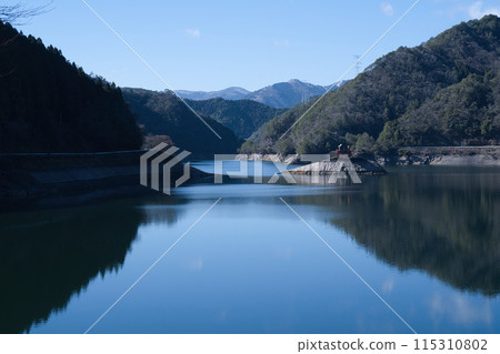 倒映在水壩湖中的山峰,生野銀山 倒映在水壩湖中的山峰,生野銀山 115310802