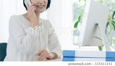 Business woman talking on a smartphone 115311151