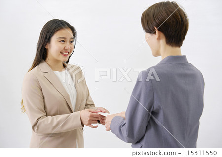交換名片的女商人 115311550