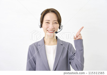 操作員指向右側，白色背景 115311565