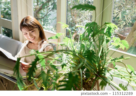 窗邊看書的女人 窗邊看書的女人 115312289