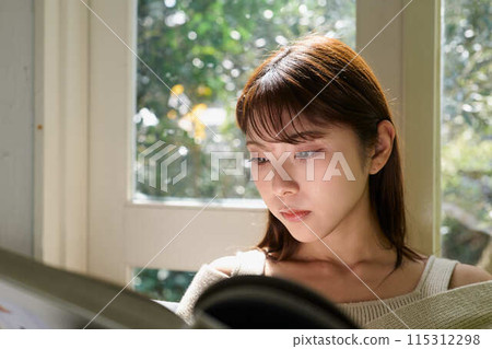 窗邊看書的女人 窗邊看書的女人 115312298