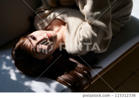 一個女人睡在窗邊的陽光下 一個女人睡在窗邊的陽光下 115312336