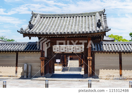 A clear day in Nara, the four-legged gate of the Eastern Precinct of the World Heritage and National Treasure, Horyu-ji Temple 115312486
