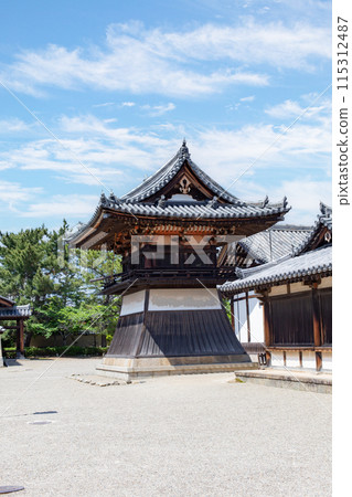 晴朗的奈良，世界遺產、國寶法隆寺東院伽藍的鐘樓 115312487
