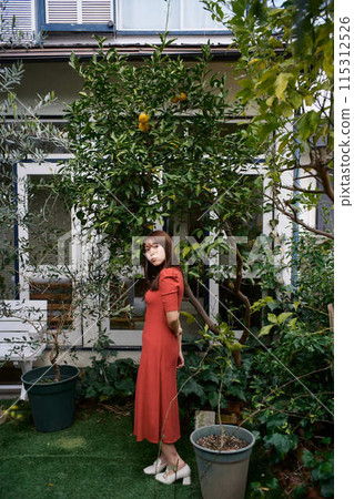 一位年輕女子在花園裡放鬆的肖像 115312526