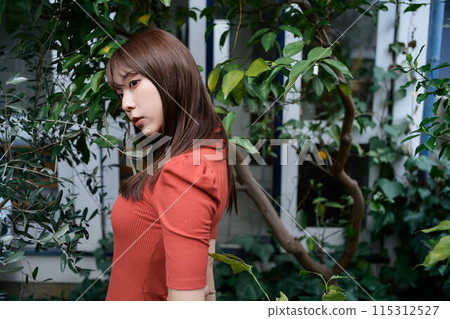 一位年輕女子在花園裡放鬆的肖像 一位年輕女子在花園裡放鬆的肖像 115312527