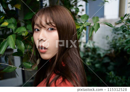 一位年輕女子在花園裡放鬆的肖像 115312528