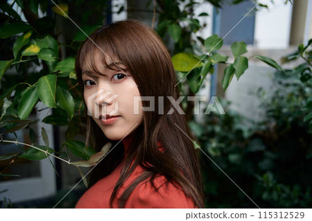 一位年輕女子在花園裡放鬆的肖像 115312529