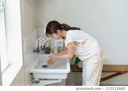 Young woman doing morning routine 115312660