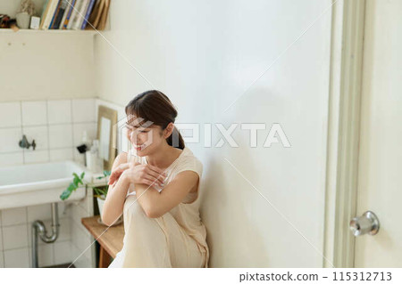 放鬆佩帶的輕鬆的穿戴的婦女 放鬆佩帶的輕鬆的穿戴的婦女 115312713