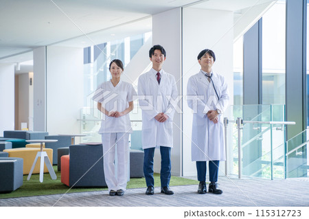 醫生和護士配合醫院背景 115312723