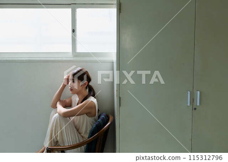 Woman sitting in an antique chair 115312796