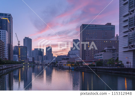 沐浴在朝霞中的中之島小鎮 115312948