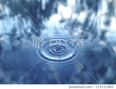 水滴在平靜的湖面上泛起漣漪 水滴在平靜的湖面上泛起漣漪 115312960