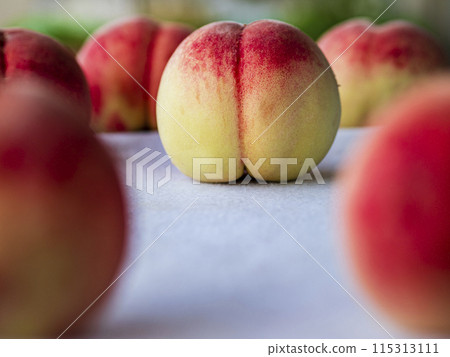 美味的採摘桃子 美味的採摘桃子 115313111