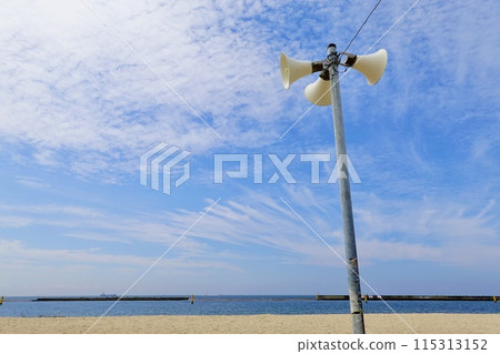Looking up at the three-way speaker standing on the sand at Suma Beach in Suma Seaside Park, Suma Ward, Kobe City, Hyogo Prefecture Looking up at the three-way speaker standing on the sand at Suma Beach in Suma Seaside Park, Suma Ward, Kobe City, Hyogo Prefecture 115313152