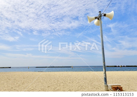 A scene of three-way speakers standing on the sand at Suma Beach in Suma Seaside Park, Suma Ward, Kobe City, Hyogo Prefecture A scene of three-way speakers standing on the sand at Suma Beach in Suma Seaside Park, Suma Ward, Kobe City, Hyogo Prefecture 115313153