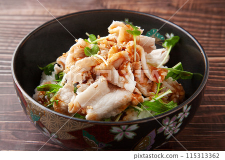 Cold shabu-shabu rice bowl 115313362