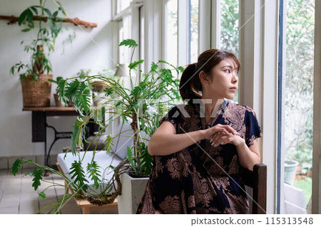 一個女人坐在窗邊 一個女人坐在窗邊 115313548