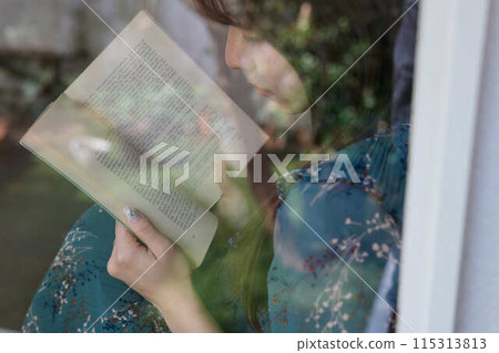讀書的婦女在窗口邊 115313813