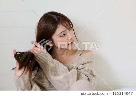 Woman relaxing in bed 115314047