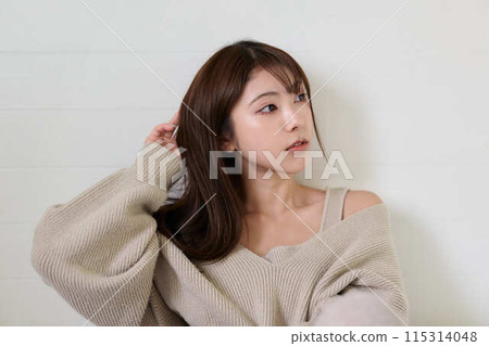 Woman relaxing in bed 115314048