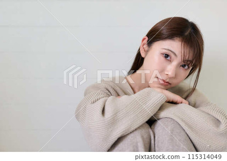 Woman relaxing in bed 115314049