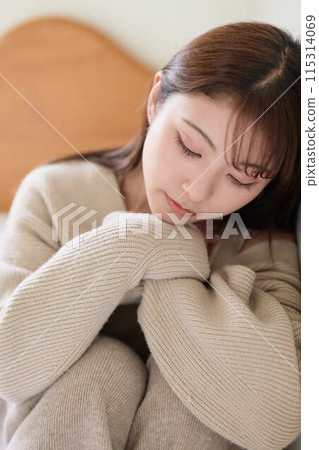 躺在床上放鬆的女人 115314069