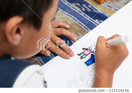 小學生在繪畫課畫畫 115314230