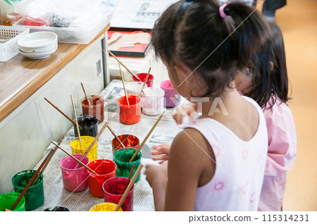 小學生在繪畫課上用彩色顏料畫畫 小學生在繪畫課上用彩色顏料畫畫 115314231