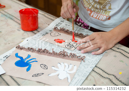 小學生在繪畫課上用彩色顏料畫畫 115314232