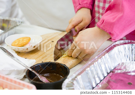 在小學生烹飪課上用巧克力和零食製作手工藝品 115314408