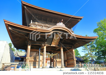 [Kumamoto Prefecture] Aso Shrine (Romon Gate) on a clear day 115314838