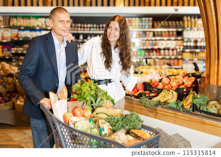 Portrait of a happy young man and girl in a supermarket 115315814