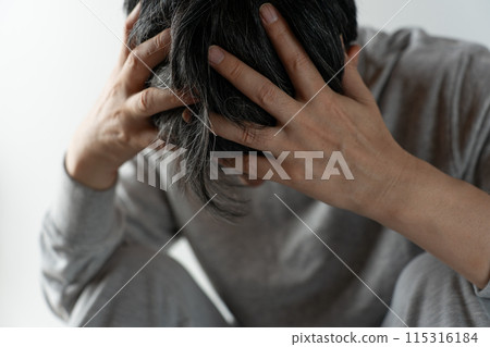 中年男子抱著他的頭 115316184