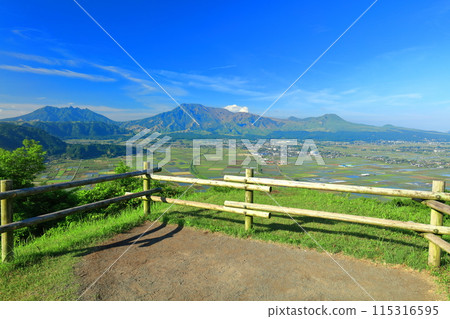 [Kumamoto Prefecture] Mt. Aso on a clear day (The five peaks of Aso: Mt. Nakadake, Mt. Takadake, Mt. Nekodake, Mt. Eboshidake, and Mt. Kishimadake) 115316595