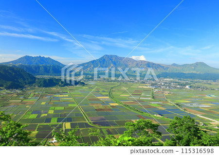 [熊本縣] 天氣晴朗的阿蘇山（阿蘇五山：中岳、高岳、根岳、峨眉岳、岸島） 115316598