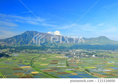 [Kumamoto Prefecture] Mt. Aso on a clear day (Mt. Nakadake, Mt. Takadake, Mt. Eboshi, Mt. Kishima) 115316600