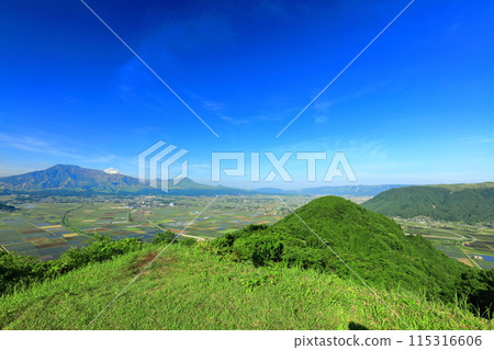 [Kumamoto Prefecture] Mt. Aso on a clear day (Mt. Nakadake, Mt. Takadake, Mt. Eboshi, Mt. Kishima) 115316606
