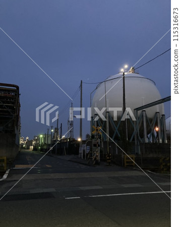 晚上工廠夜景 晚上工廠夜景 115316673