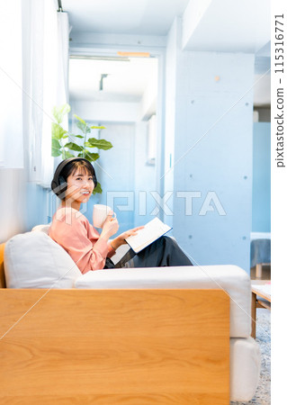 A woman reading while listening to music/Reskilling A woman reading while listening to music/Reskilling 115316771