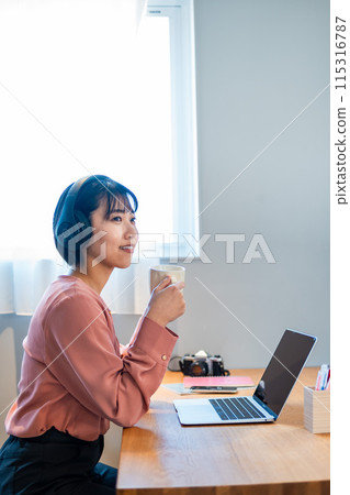 Woman taking online course/reskilling/online meeting 115316787