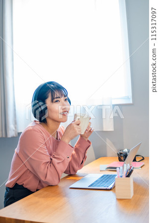 Woman taking online course/reskilling/online meeting 115317097