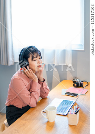 Woman taking online course/reskilling/online meeting Woman taking online course/reskilling/online meeting 115317108