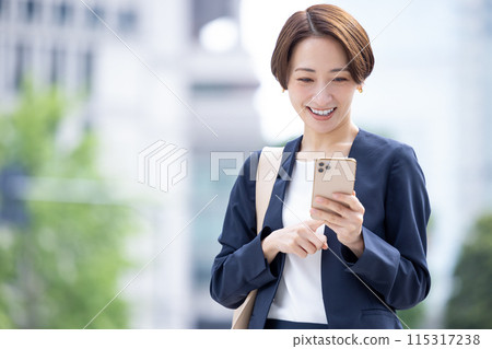 一個女人用商務智能手機的肖像 一個女人用商務智能手機的肖像 115317238