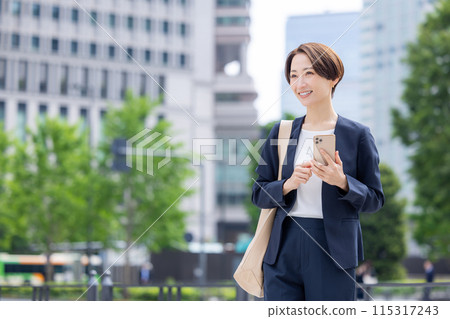 一個女人用商務智能手機的肖像 115317243