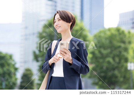 一個女人用商務智能手機的肖像 115317244